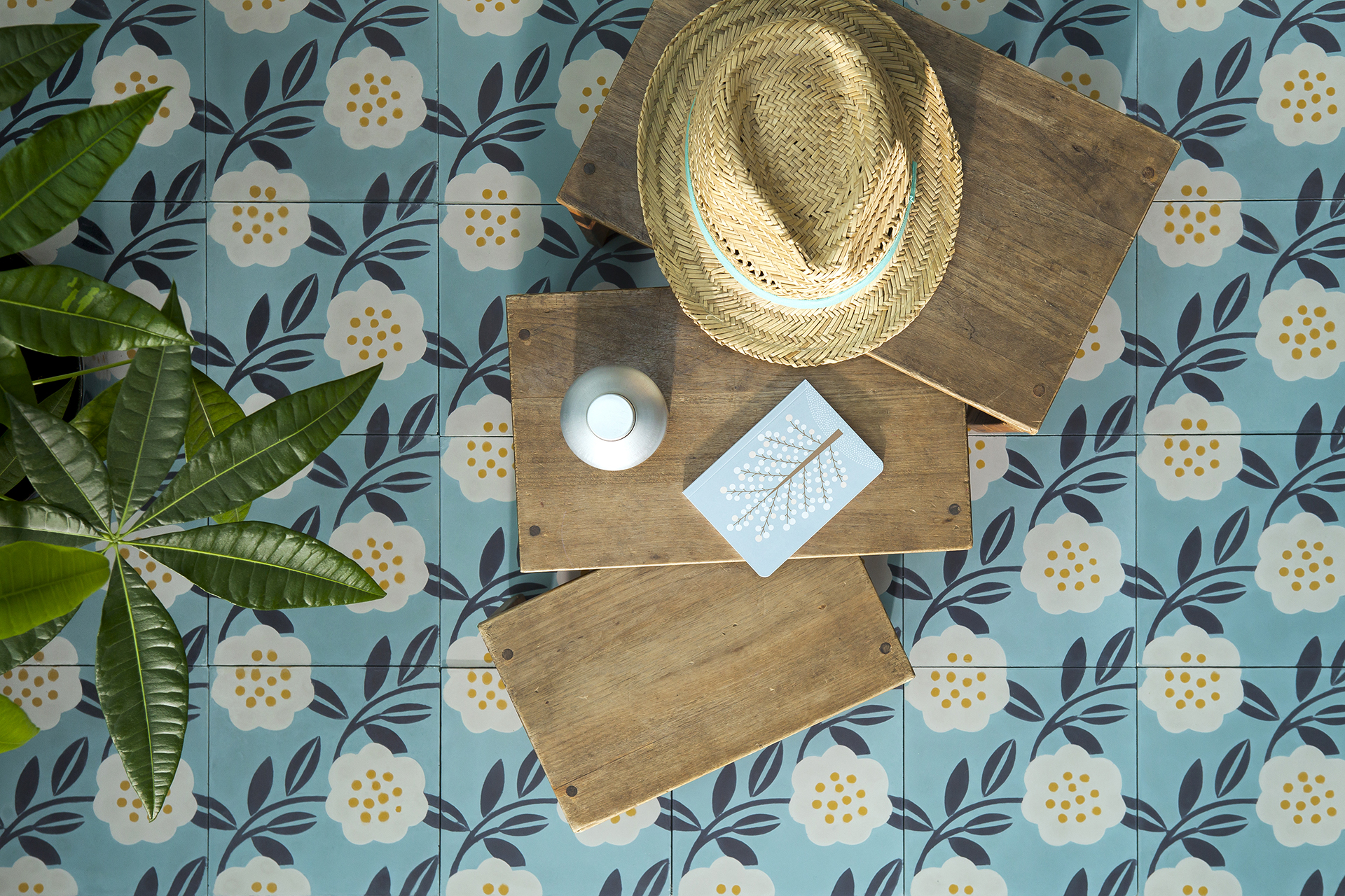 Carreau de ciment Bahya motif Mini Labo Camélia bleu