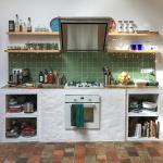 Crédence de cuisine plan de travail en bois et zellige vert lichen N°14